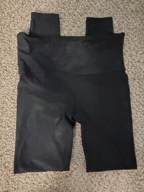 SPANX  Black shiny leggings